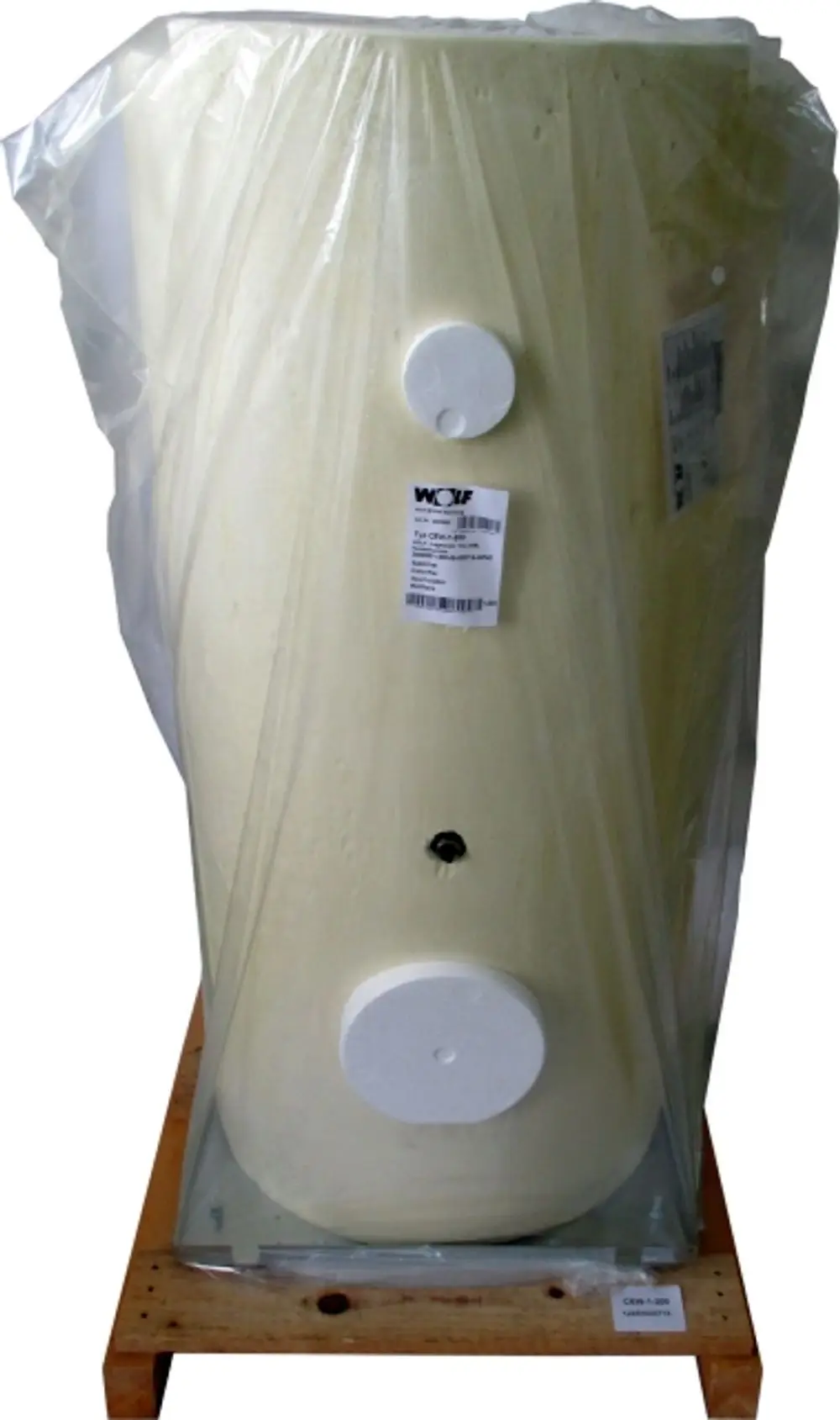 Warmwasserspeicher der Marke Wolf, verpackt in Kunststofffolie, auf Holzpalette, mit sichtbaren Anschlüssen und Etikett, in neutralem Design.